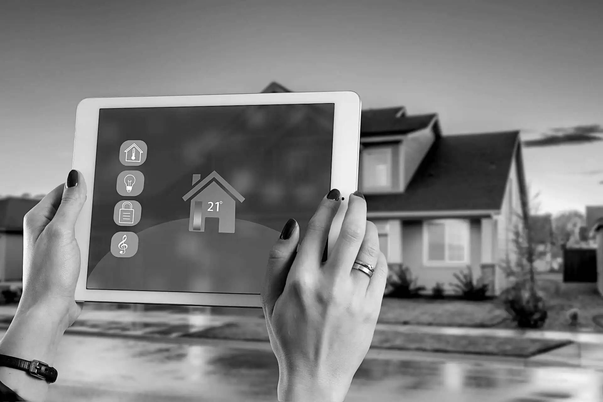 Smarthome technológie, ovládanie domu na diaľku, pomocou mobilnej aplikácie